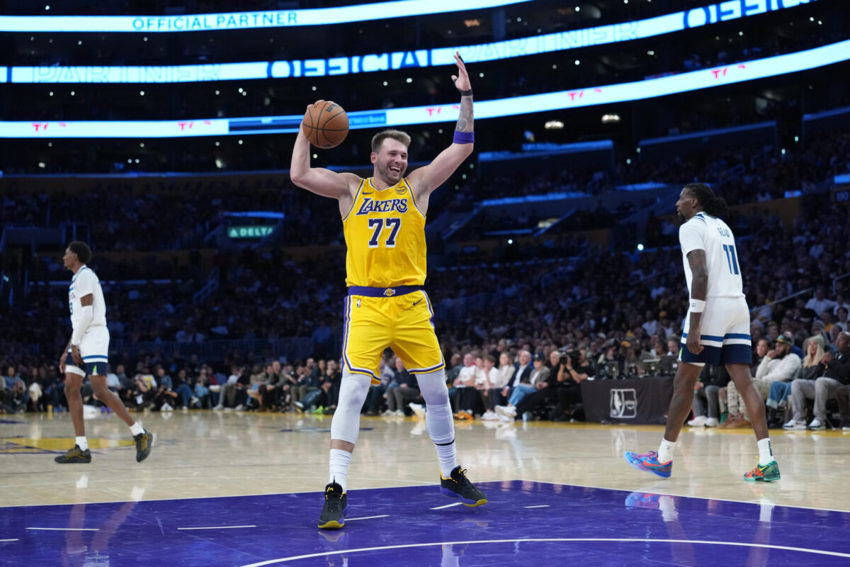 Luka Doncic in maglia Los Angeles Lakers contro i Minnesota Timberwolves