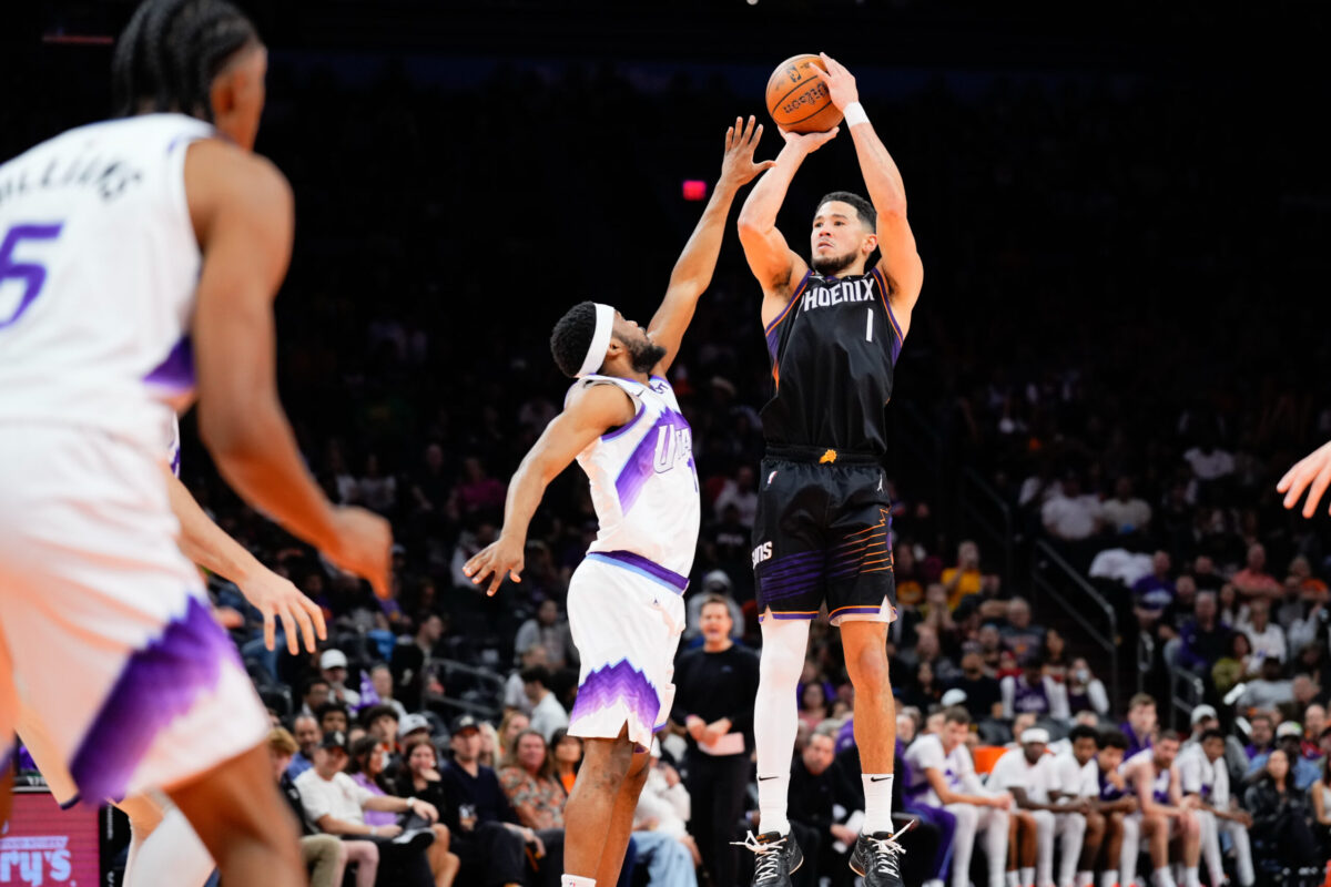 Devin Booker in azione con la maglia dei Phoenix Suns