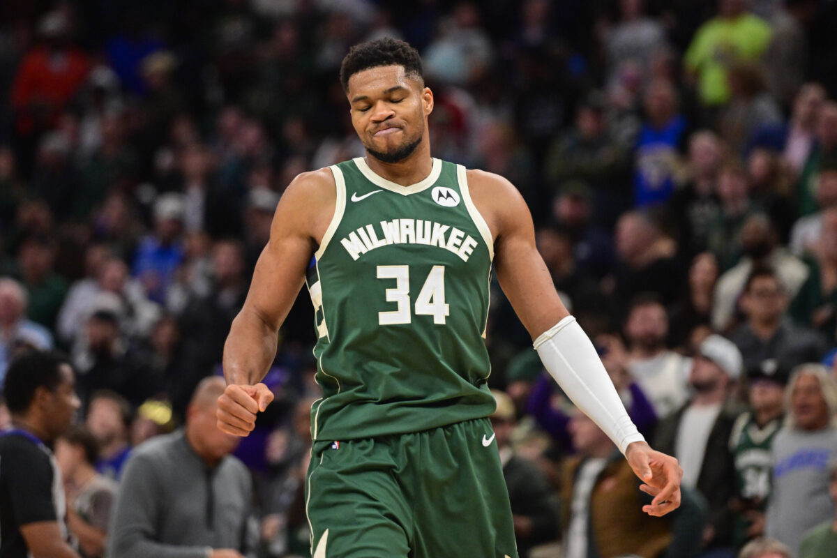 Giannis Antetokounmpo in azione con la maglia dei Milwaukee Bucks