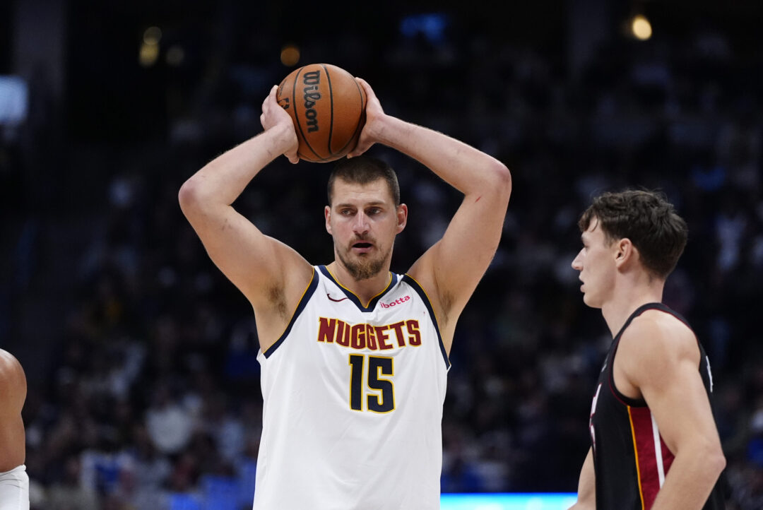 Nikola Jokic in azione con la maglia dei Denver Nuggets