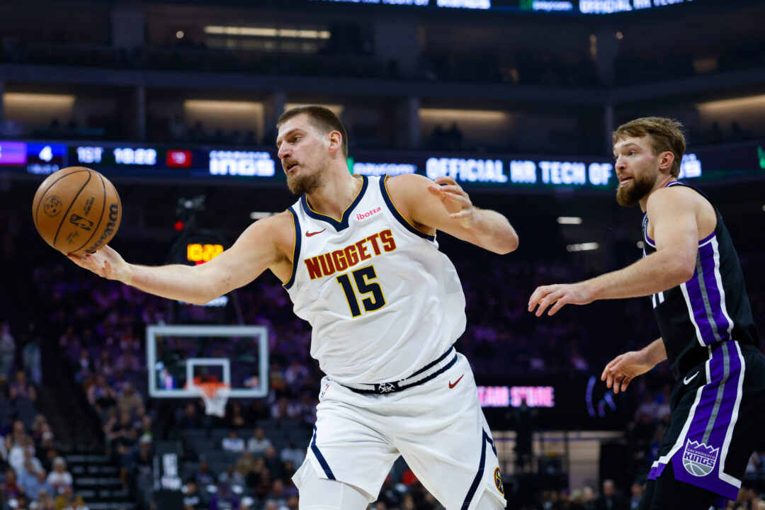 Nikola Jokic in azione con la maglia dei Denver Nuggets