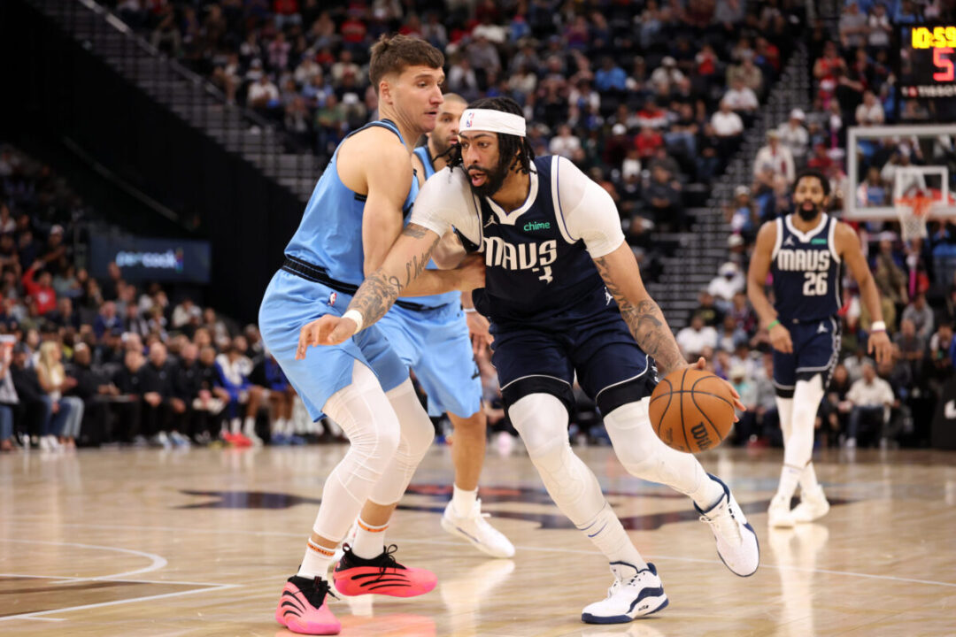 Anthony Davis in azione con la maglia dei Dallas Mavericks