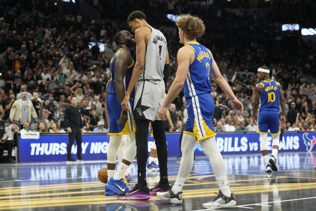 Victor Wembanyama e Draymond Green in Spurs-Warriors