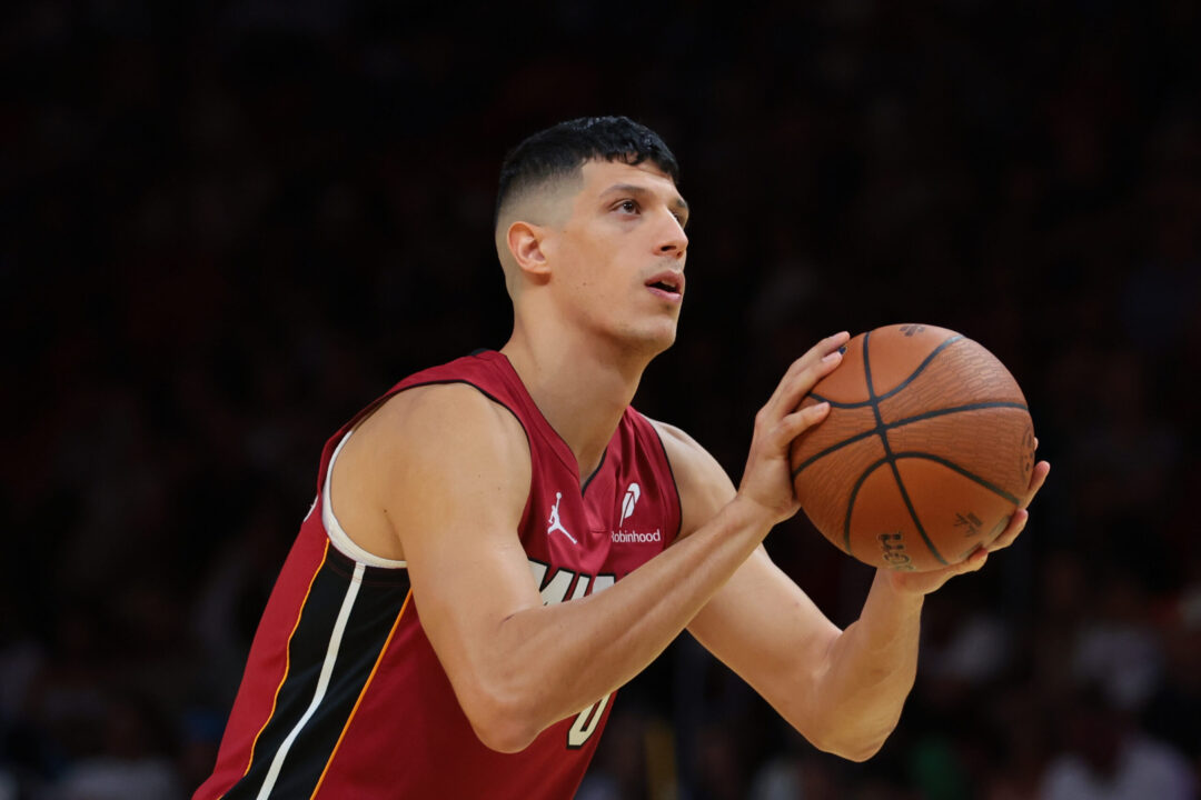 Simone Fontecchio in azione con la maglia dei Miami Heat
