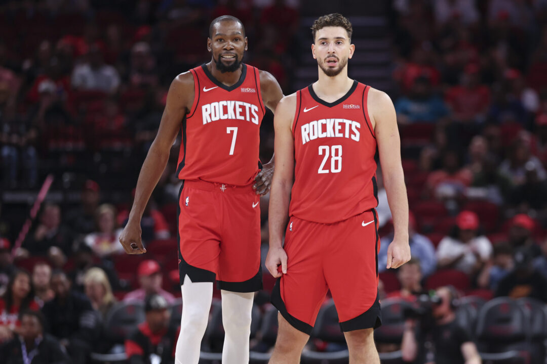 Kevin Durant e Alperen Sengun in azione con gli Houston Rockets