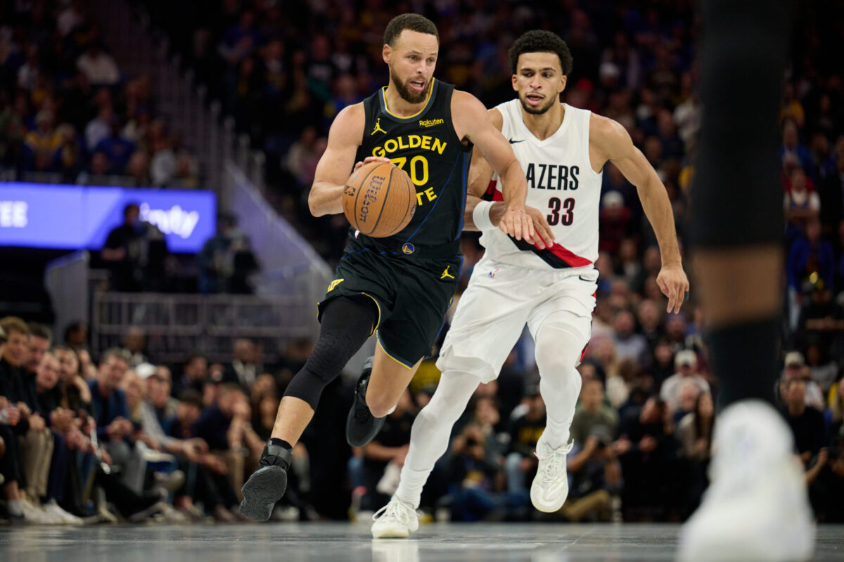 Stephen Curry in palleggio contro Ryan Rupert in Warriors-Blazers