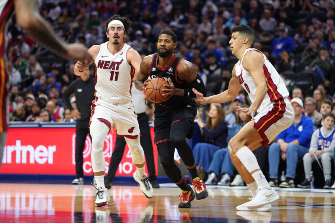 Paul George in azione con i Philadelphia 76ers