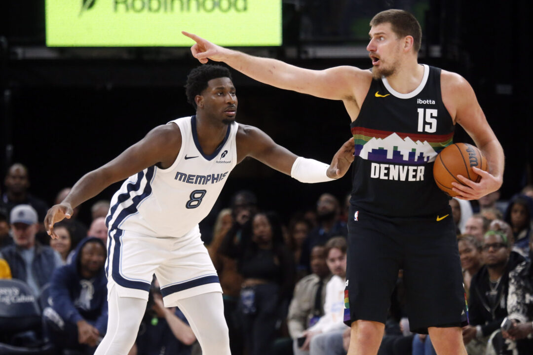Nikola Jokic contro Jaren Jackson Jr in Nuggets-Grizzlies