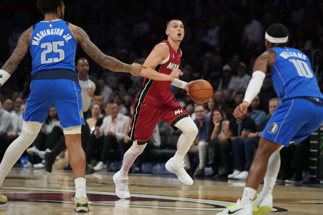 Tyler Herro in maglia Miami Heat contro i Dallas Mavericks