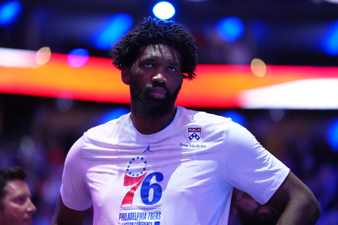 Joel Embiid durante il riscaldamento con i Philadelphia 76ers
