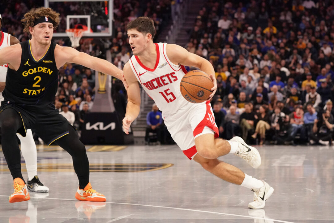 Reed Sheppard, Houston Rockets, attacca la difesa dei Warriors in palleggio