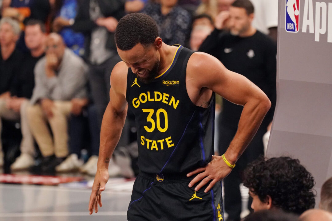 Stephen Curry dolorante con la maglia dei Golden State Warriors