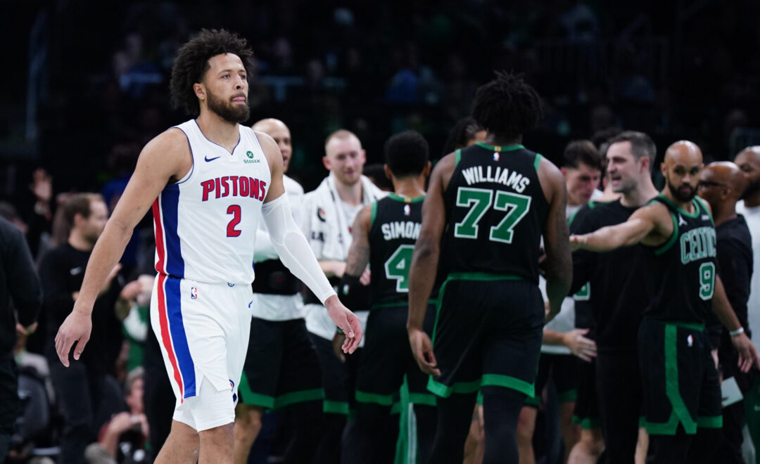 Cade Cunningham cammina davanti ai Detroit Pistons