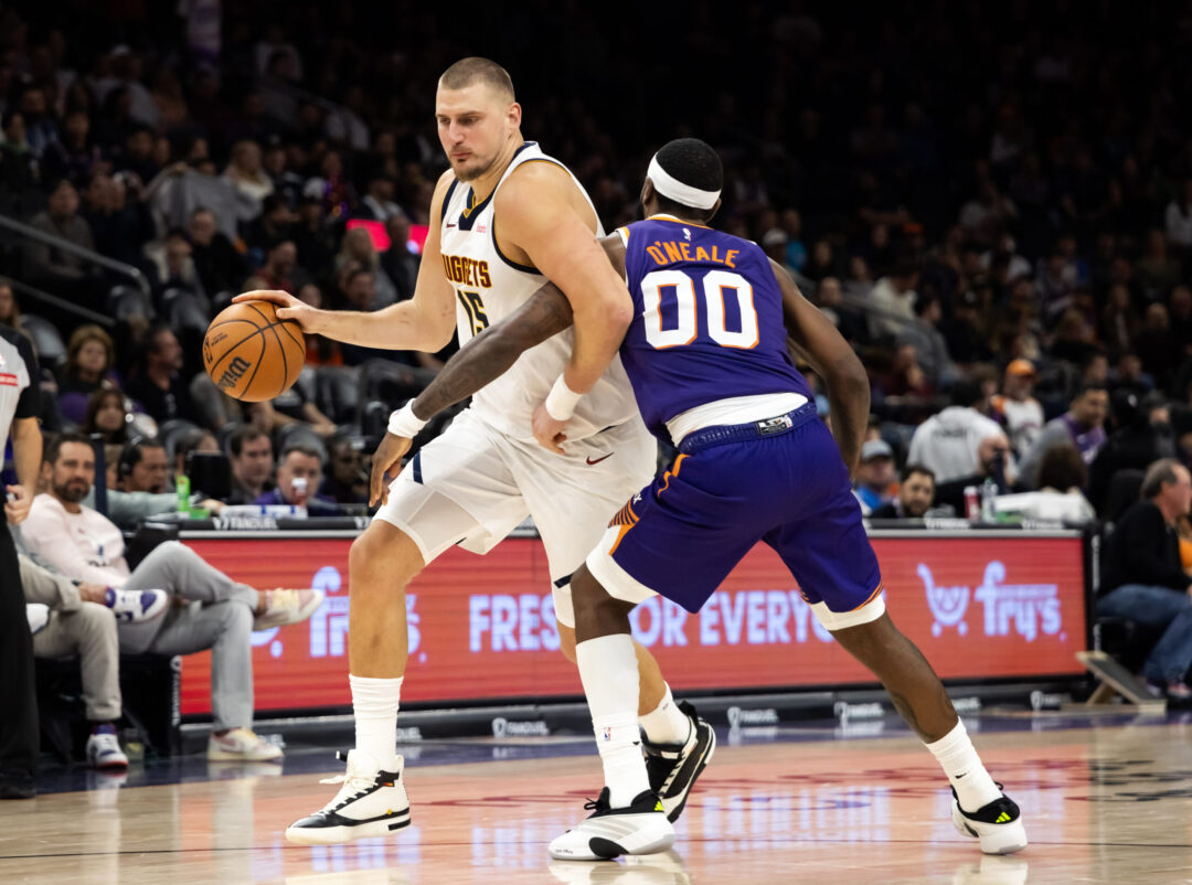 Nikola Jokic in palleggio contro Royce O'Neale