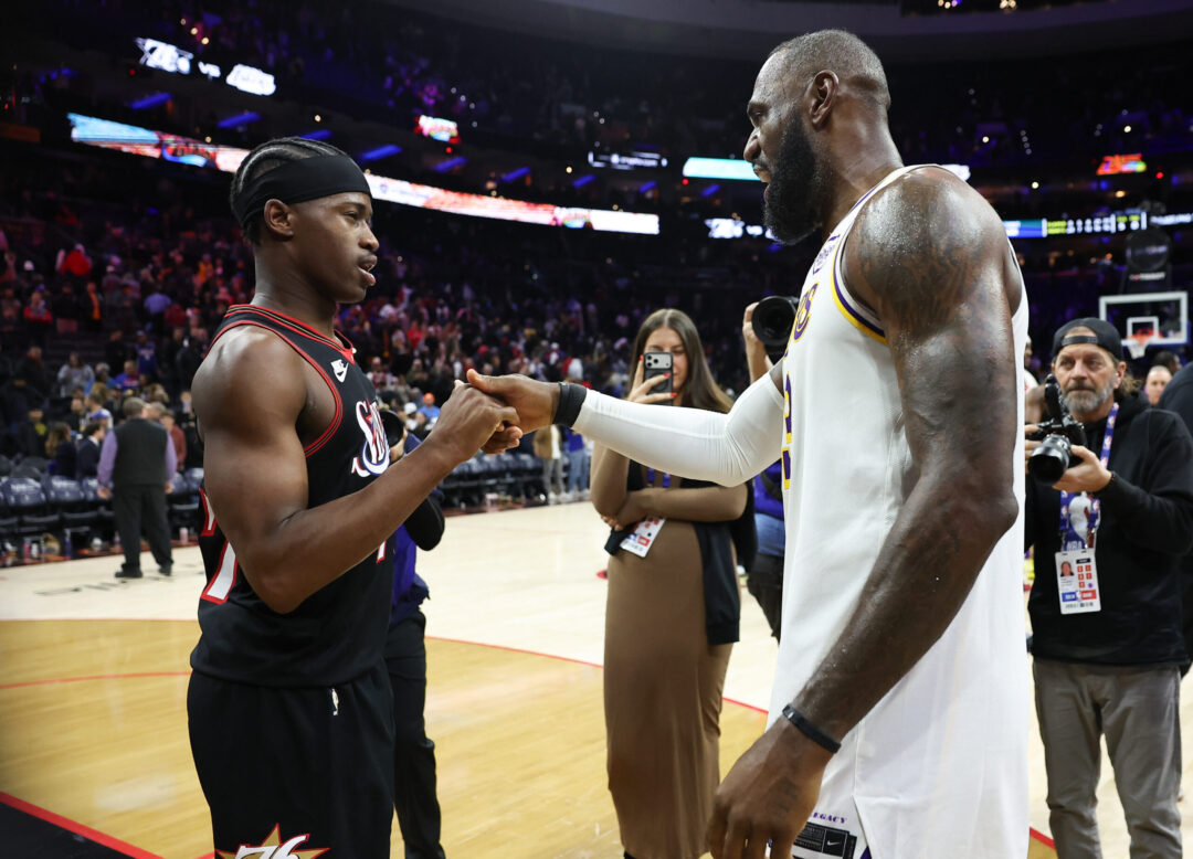 VJ Edgecombe, guardia dei Philadelphia 76ers, con LeBron James, ala dei Los Angeles Lakers