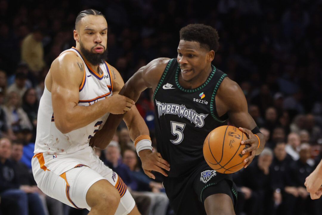 Anthony Edwards, Minnesota Timberwolves, attacca la difesa dei Phoenix Suns