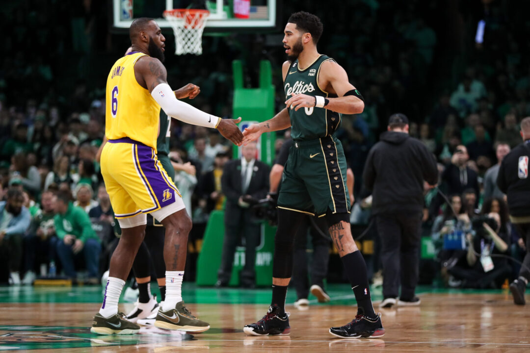 LeBron James e Jayson Tatum con le maglie di Los Angeles Lakers e Boston Celtics