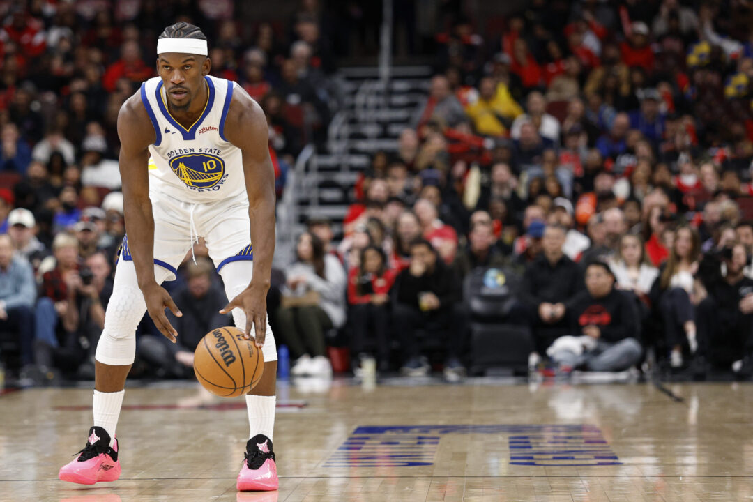 Jimmy Butler in azione con i Golden State Warriors