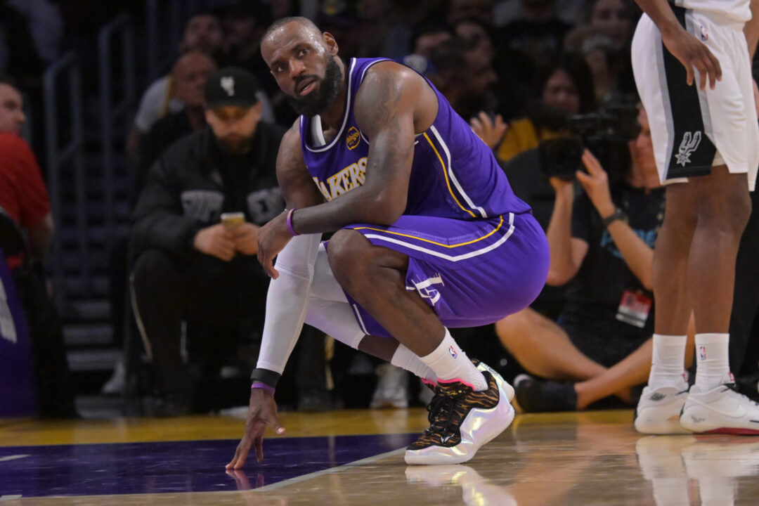 LeBron James in azione con la maglia dei Los Angeles Lakers