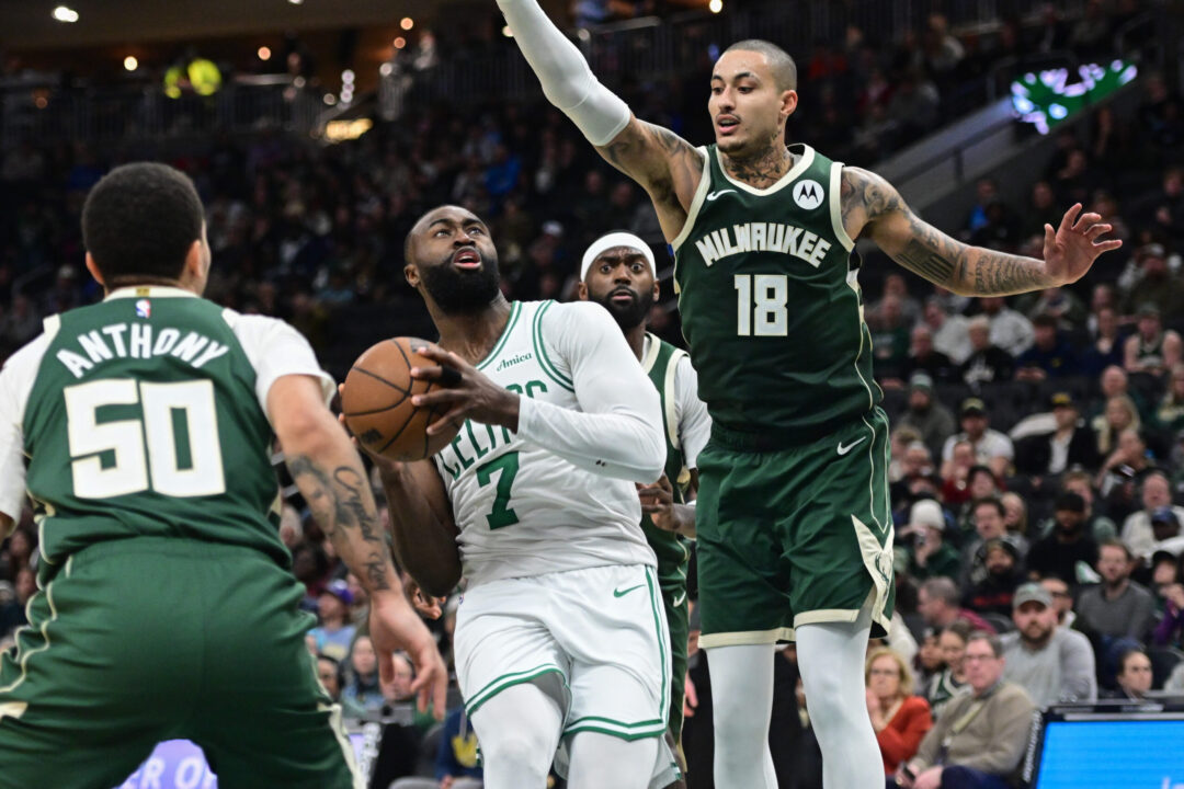 Jaylen Brown attacca Kyle Kuzma in palleggio durante Bucks-Celtics