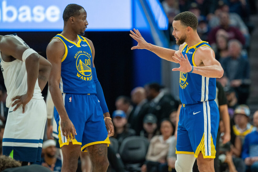 Stephen Curry e Jonathan Kuminga con la maglia dei Golden State Warriors