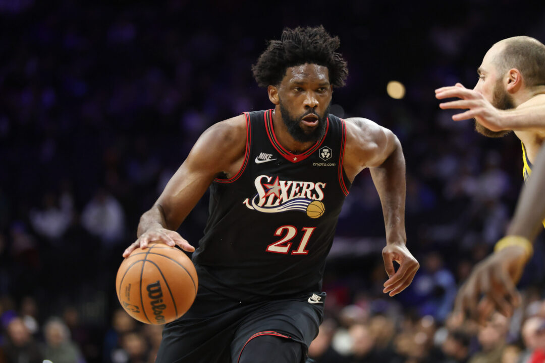 Joel Embiid, Philadelphia 76ers, attacca in palleggio