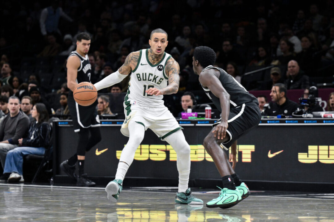 Kyle Kuzma attacca in palleggio la difesa dei Brooklyn Nets