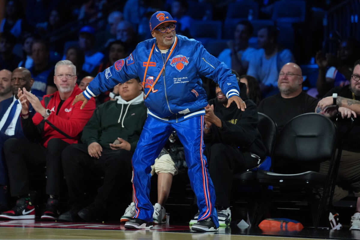 Spike Lee a bordocampo durante la Finale di NBA Cup a Las Vegas
