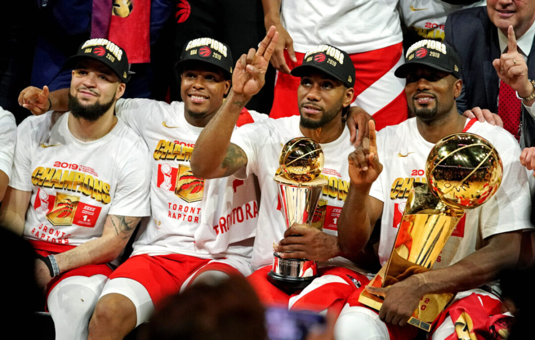 Fred VanVleet, Kyle Lowry, Kawhi Leonard e Serge Ibaka alla celebrazione del Titolo NBA 2019 con i Toronto Raptors