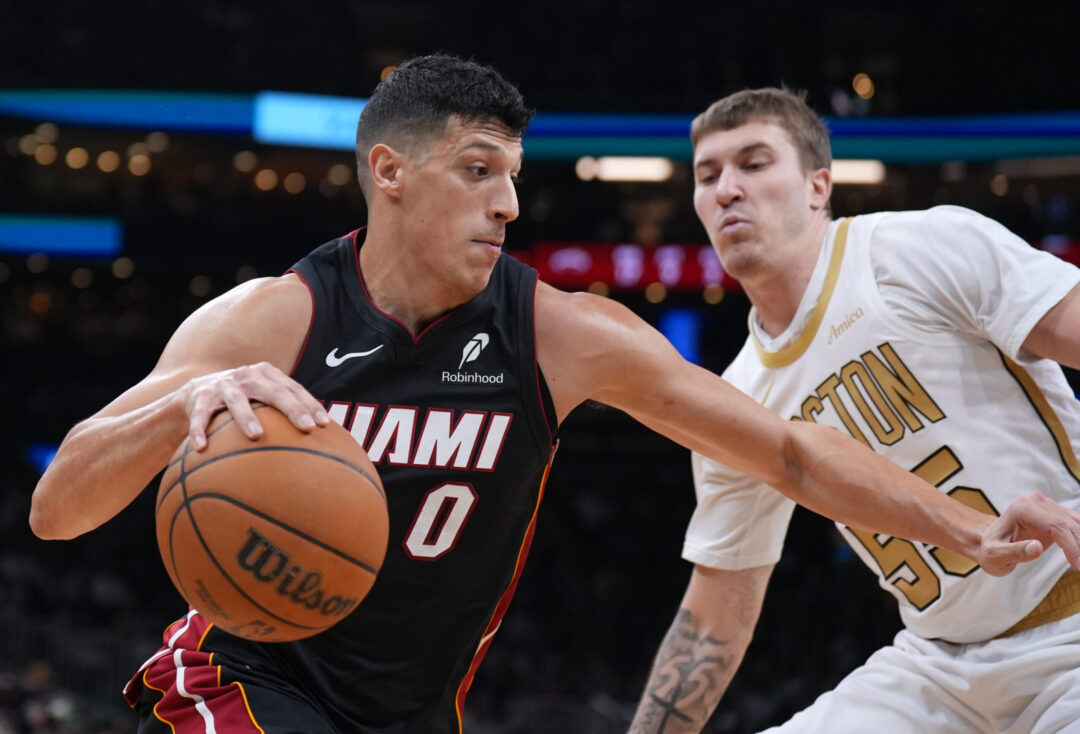 Simone Fontecchio, ala dei Miami Heat, attacca la difesa dei Celtics