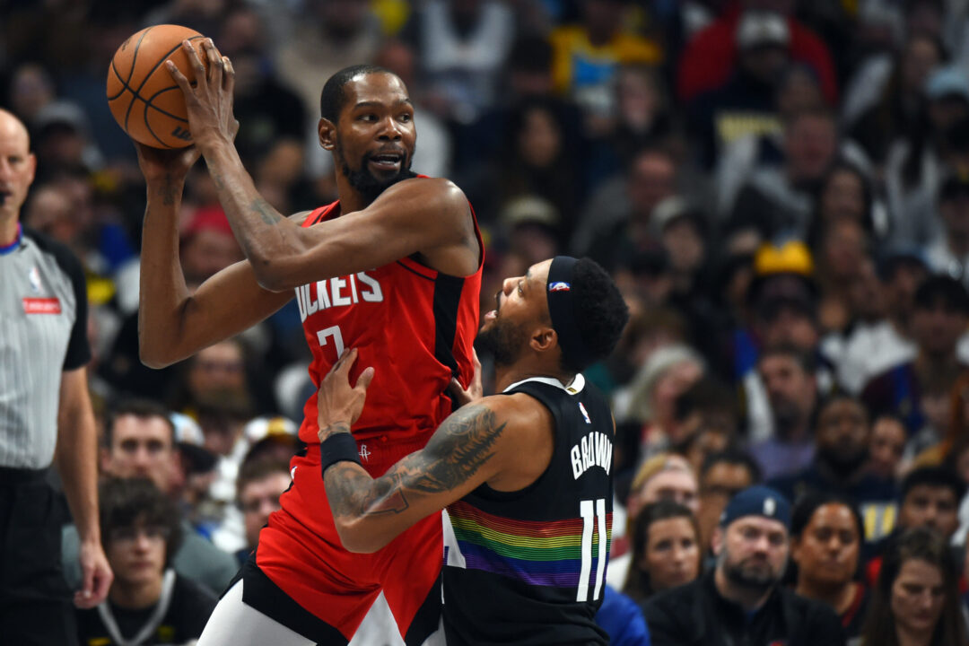 Kevin Durant in post contro Bruce Brown