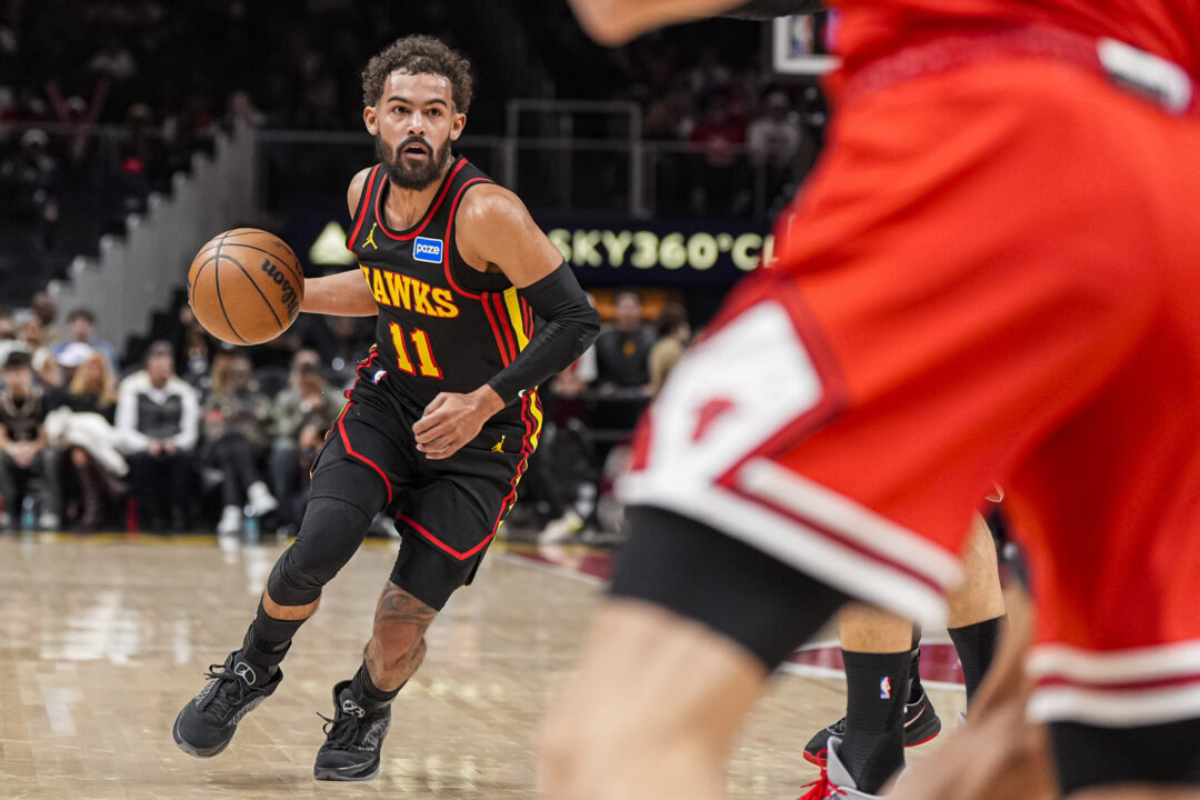 Trae Young in palleggio contro la difesa degli Atlanta Hawks