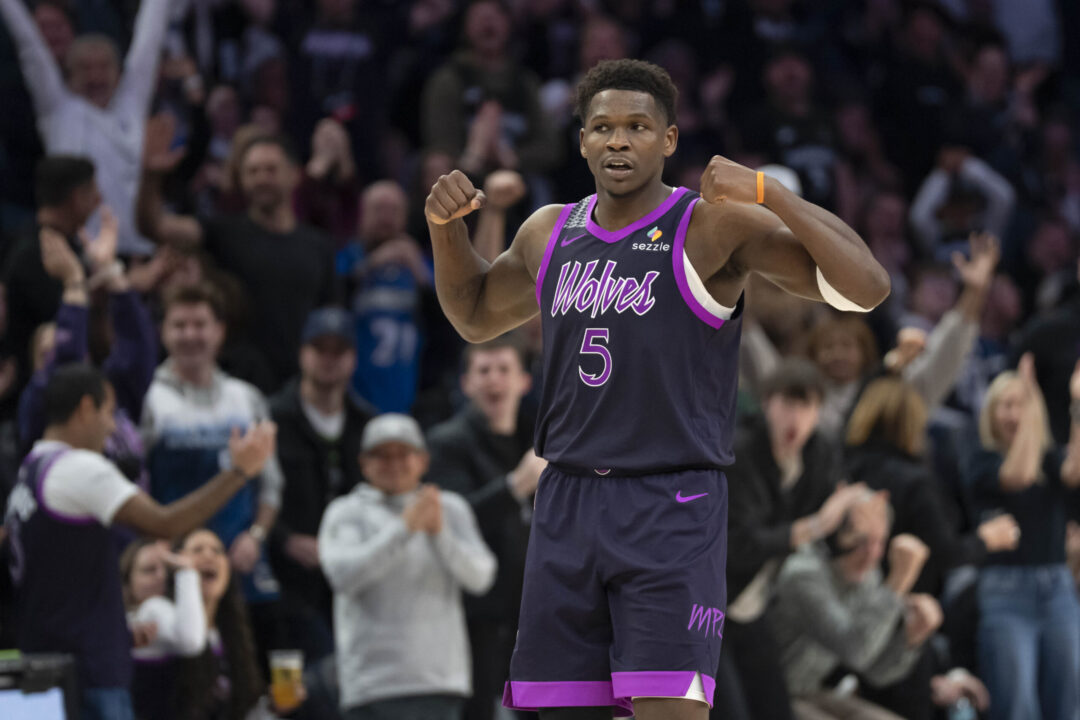 Anthony Edwards esulta nel finale di Minnesota Timberwolves-Milwaukee Bucks