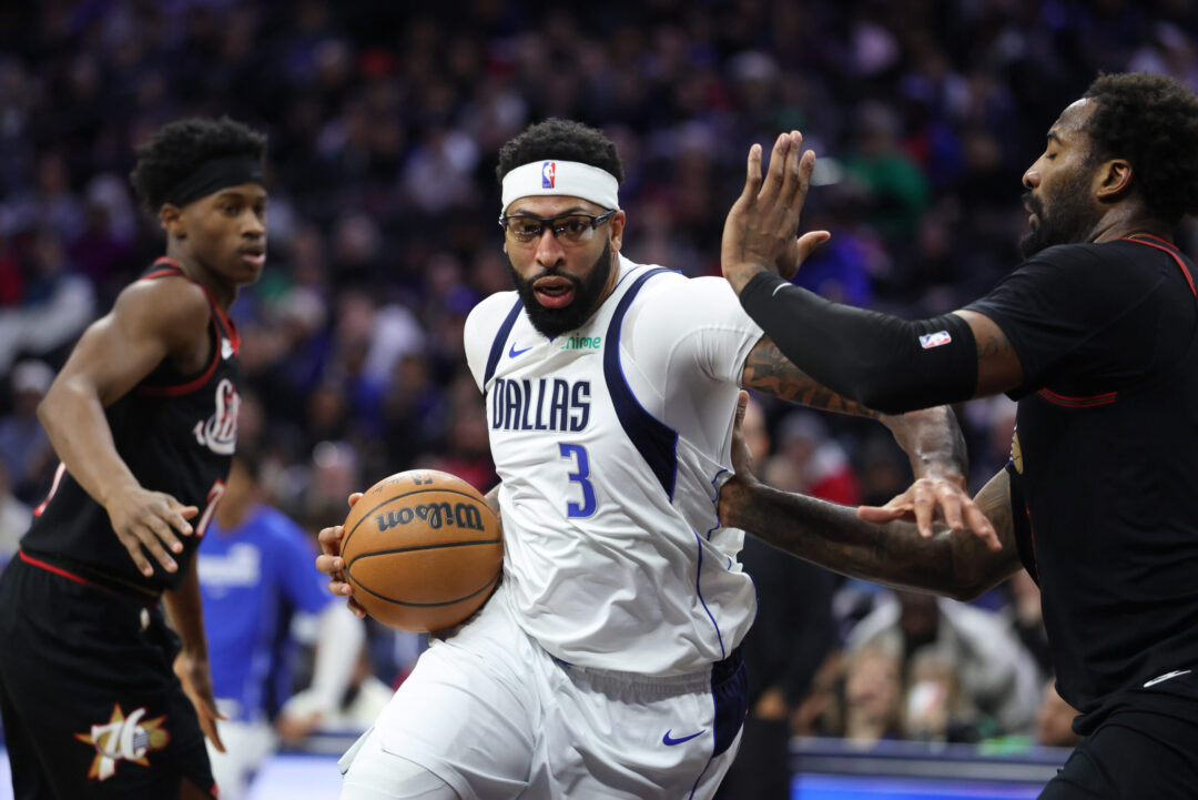 Anthony Davis, ala dei Dallas Mavericks, attacca la difesa dei 76ers