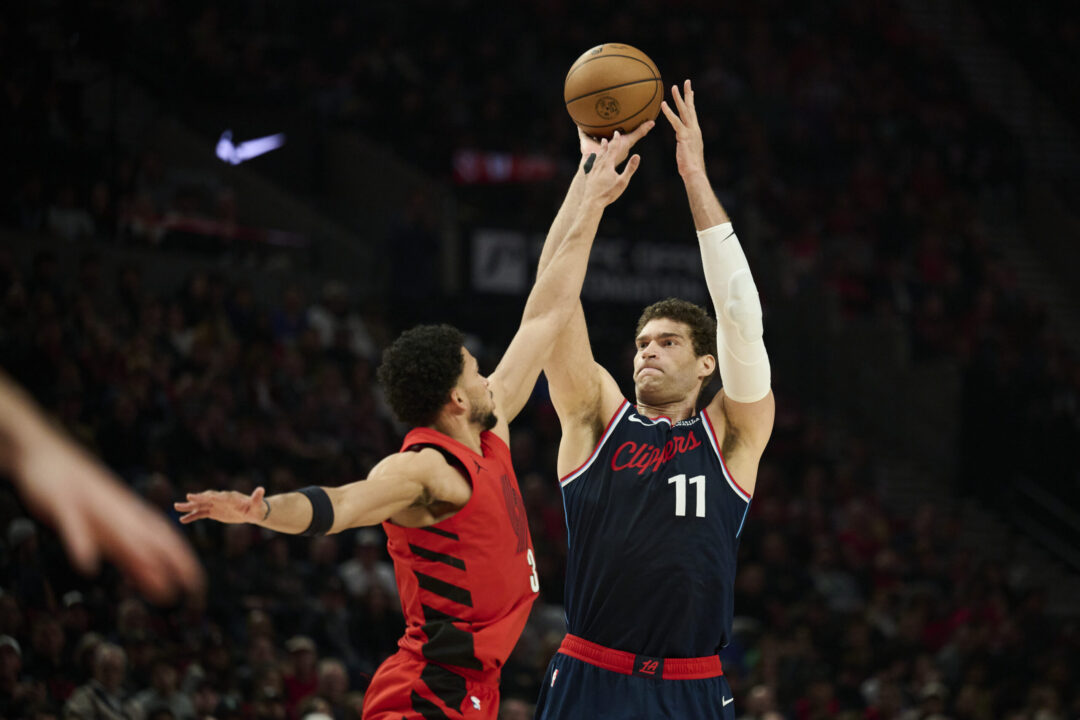 Brook Lopez tira da tre punti contro i Portland Trail Blazers