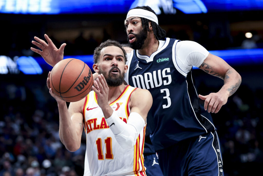 Trae Young marcato da Anthony Davis in Hawks-Mavericks