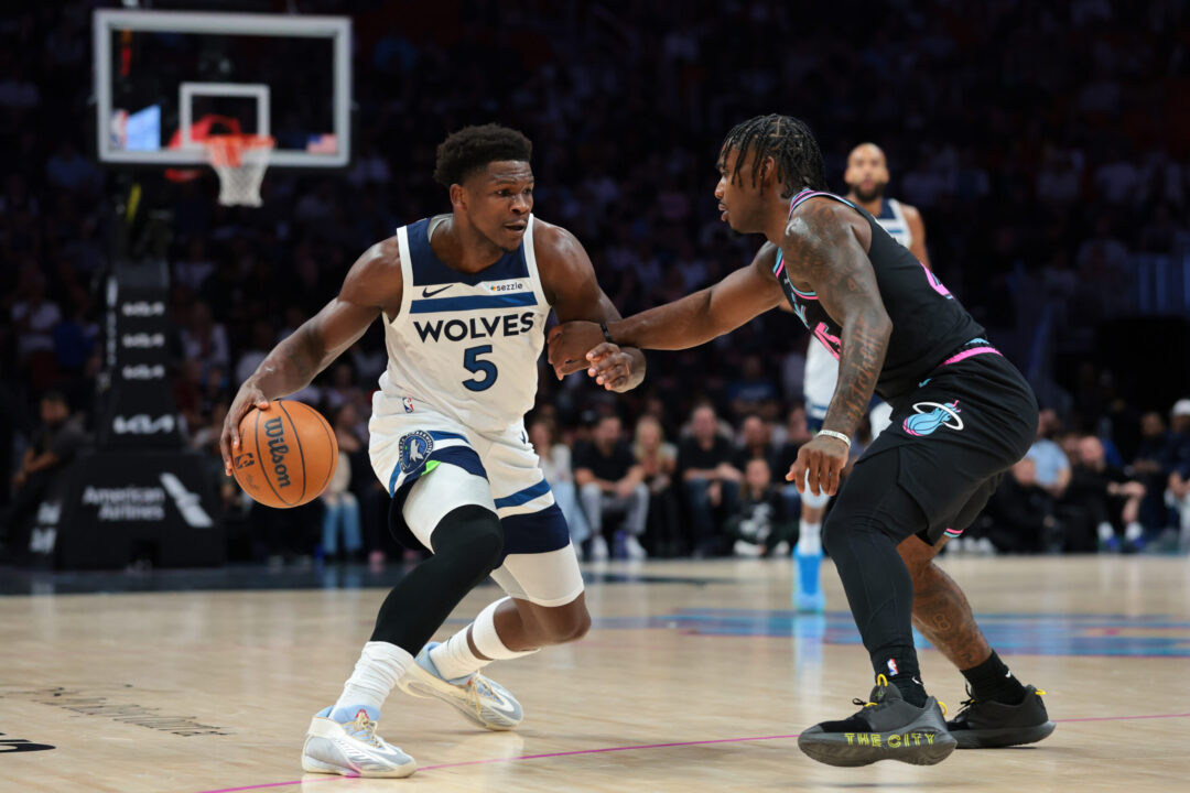 Anthony Edwards attacca la difesa di Davion Mitchell