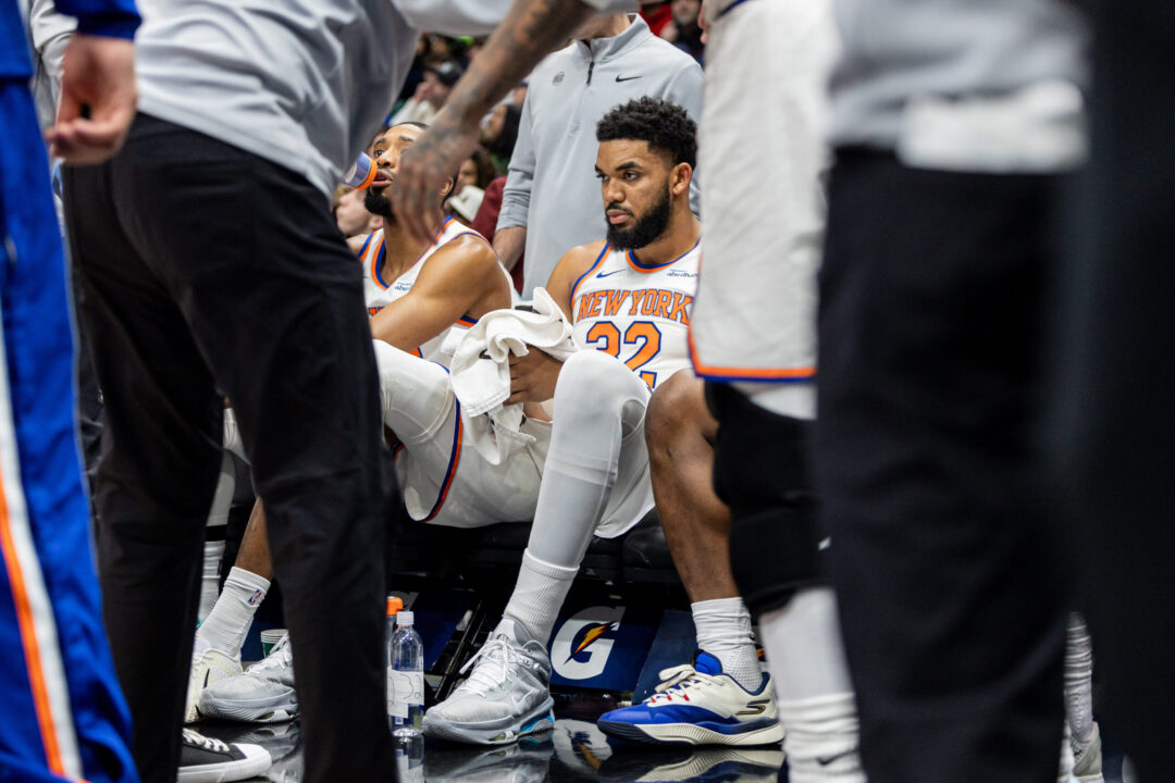 Karl-Anthony Towns seduto sulla panchina dei Knicks