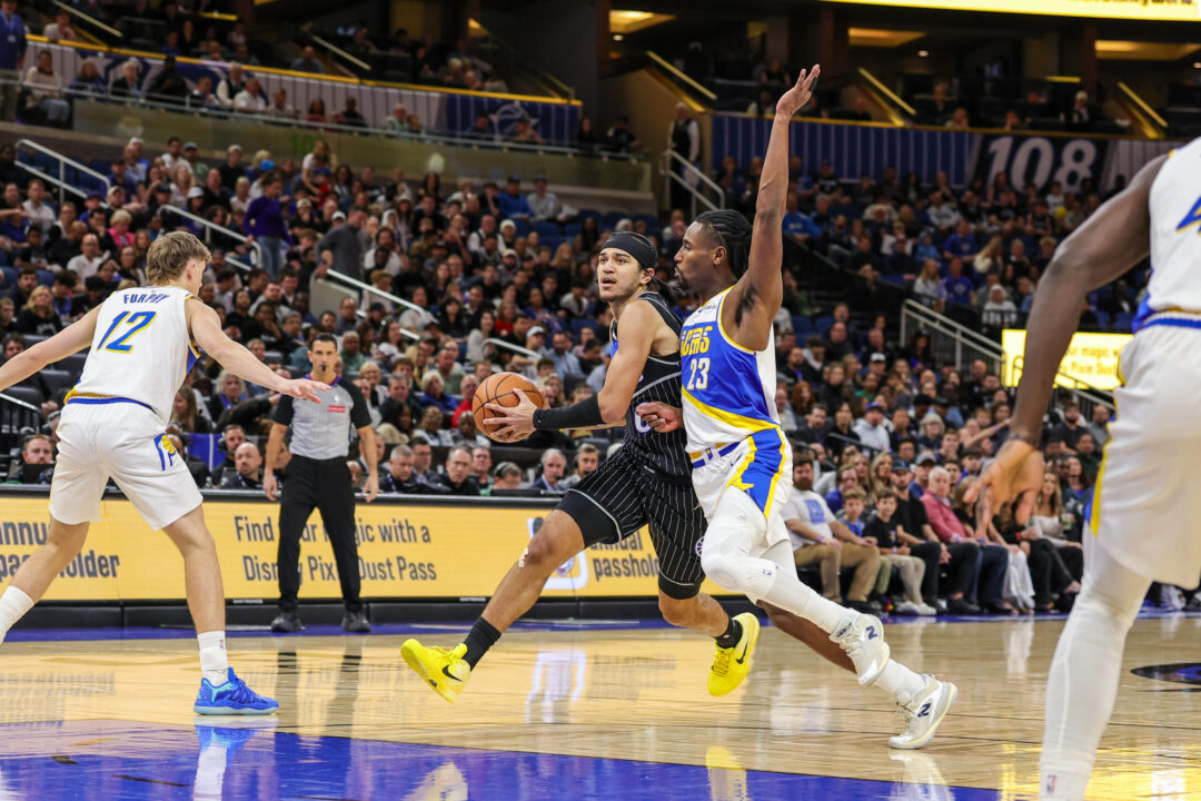 Anthony Black, guardia dei Magic, attacca la difesa dei Pacers