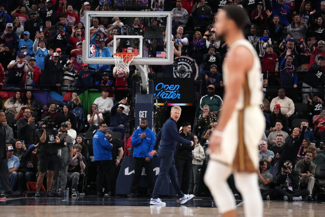 Steve Ker, espulso contro i Clippers, esce dal campo