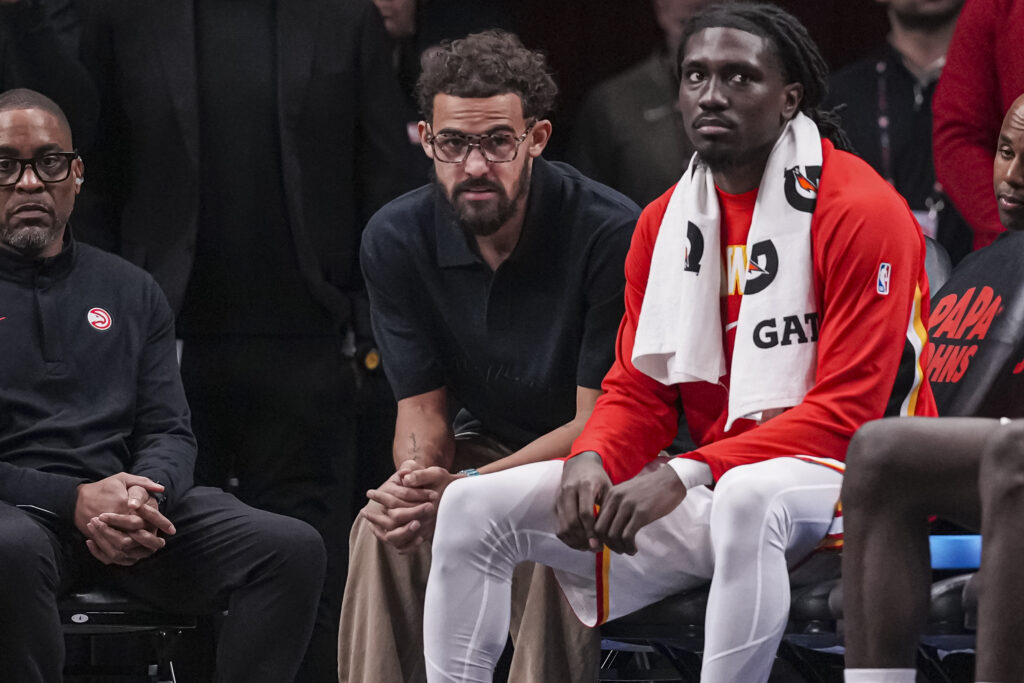 Trae Young, seduto in panchina prima della trade