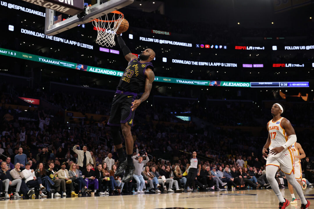 LeBron James in azione con la maglia dei Lakers
