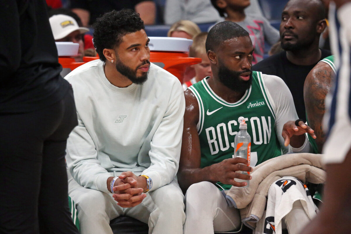 Jaylen Brown in panchina con Jayson Tatum