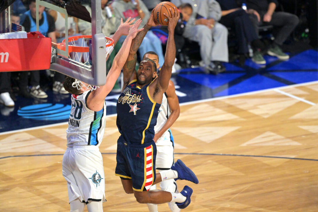 Kawhi Leonard in schiacciata durante l'All-Star Game di Los Angeles 2026