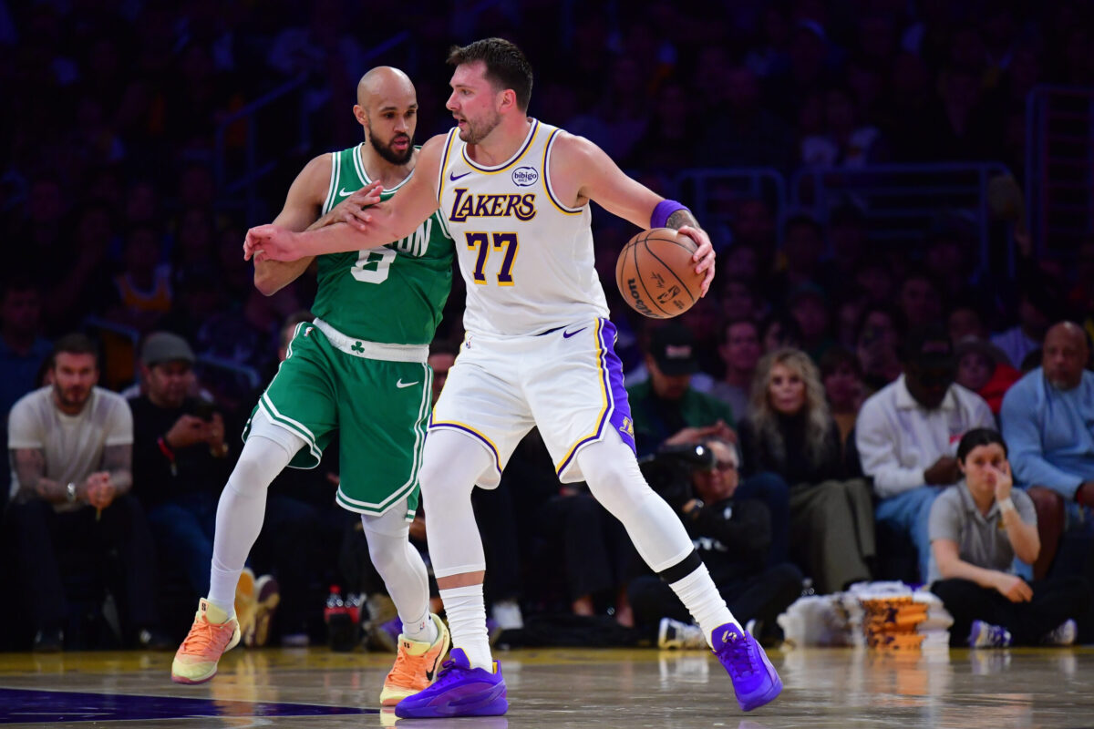 Luka Doncic attacca Derrick White in post nella gara tra Lakers e Celtics