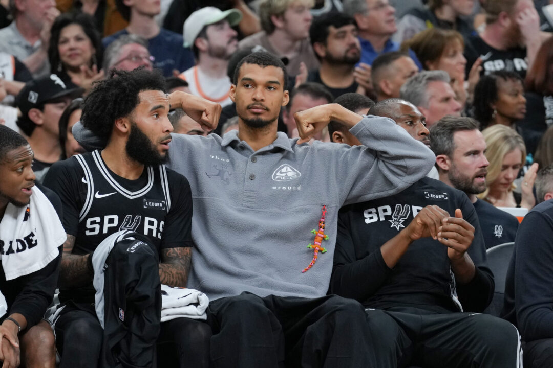 Victor Wembanyama, in panchina per infortunio nella gara contro i Nuggets