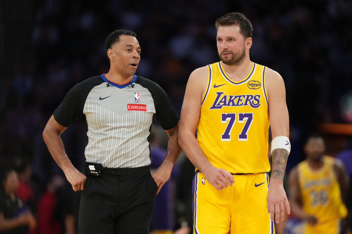 Luka Doncic, stella dei Lakers a colloquio con gli arbitri