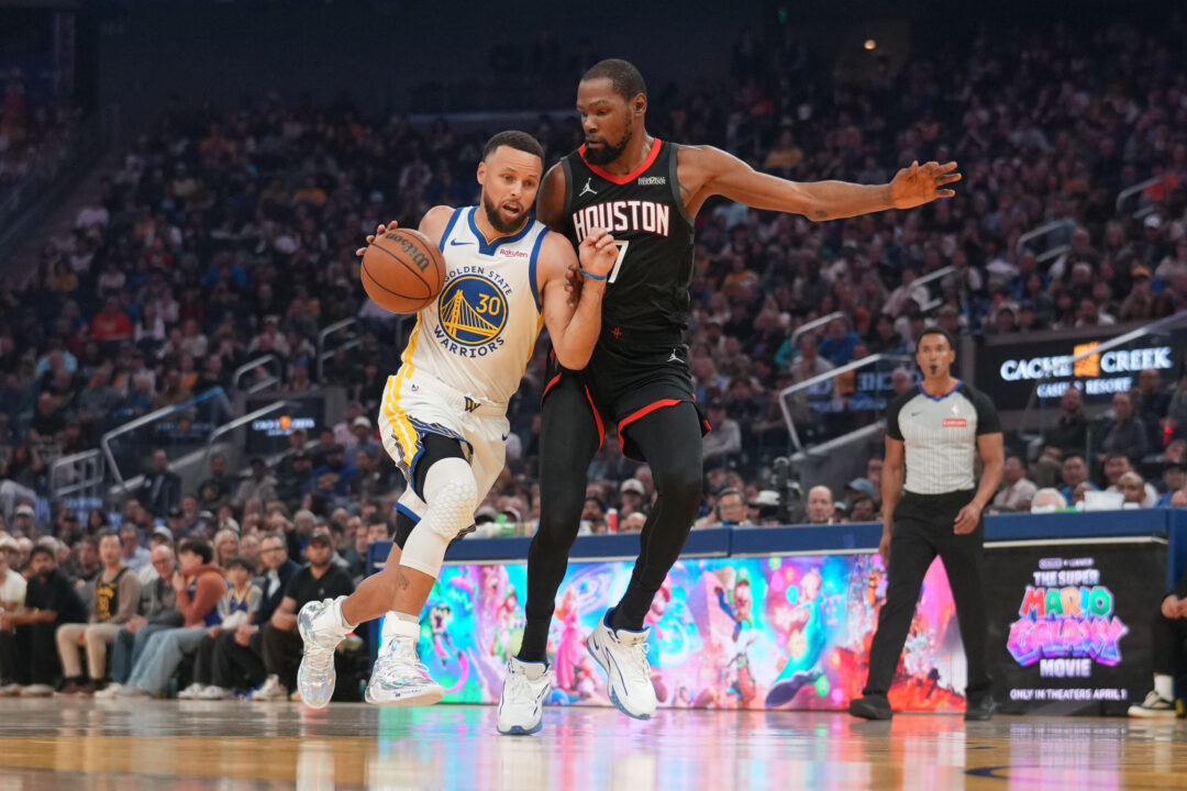 Stephen Curry in azione contro Kevin Durant