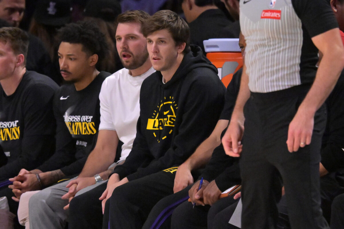 Luka Doncic e Austin Reaves, seduti sulla panchina dei Lakers