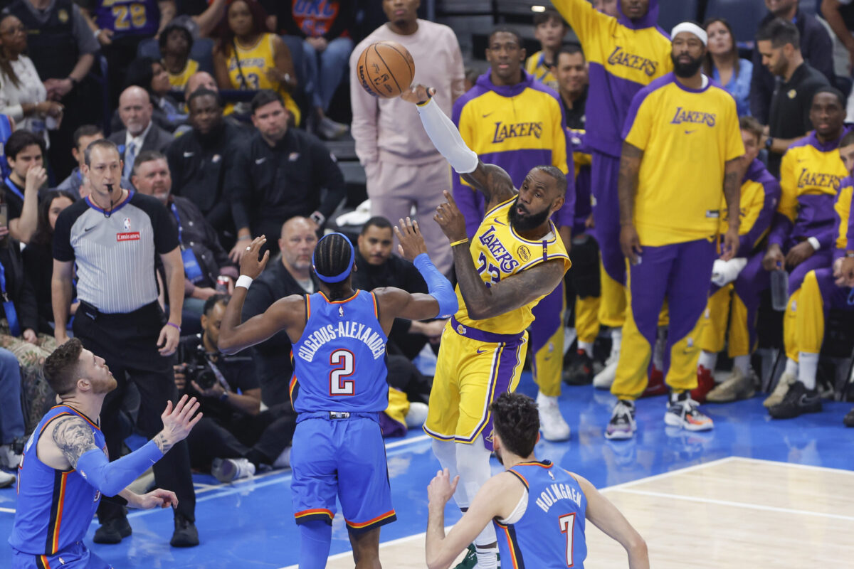 LeBron James in azione contro Shai Gilgeous-Alexander
